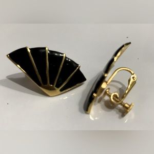 Napier Vintage Black and Gold tone enamel clip on screw back closure.Fan design.